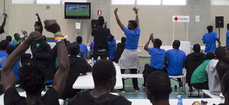 Los migrantes llegados en el &#039;Aquarius&#039; viendo un partido del mundial en el centro socio-educativo de Cheste