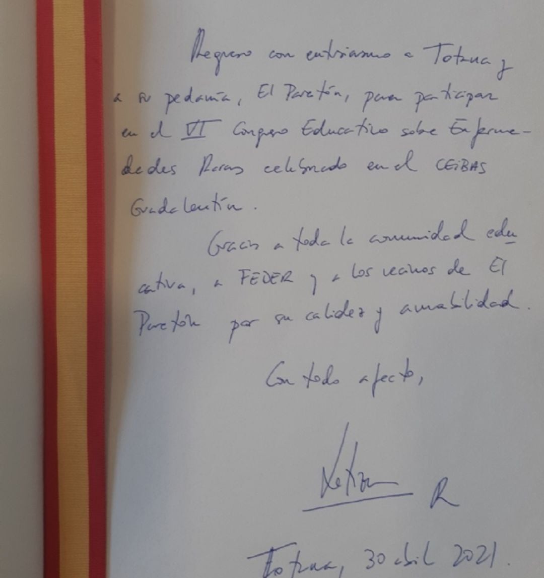 La dedicatoria de la Reina Letizia en el Libro de Oro de Totana.