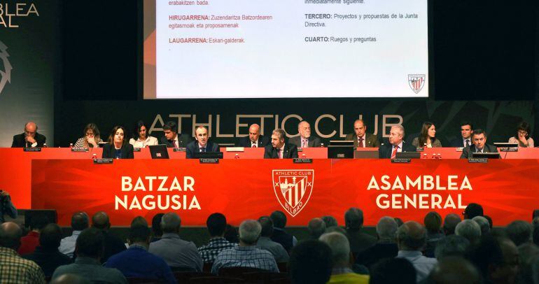 El entonces presidente del Athletic de Bilbao, Josu Urrutia (c), preside la Asamblea General ordinaria del club rojiblanco celebrada en el Palacio Euskalduna.