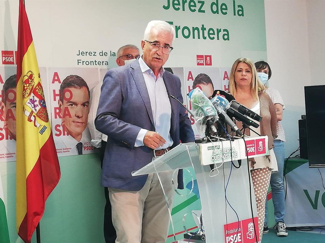 Manuel Jiménez Barrios junto a Mamen Sánchez
