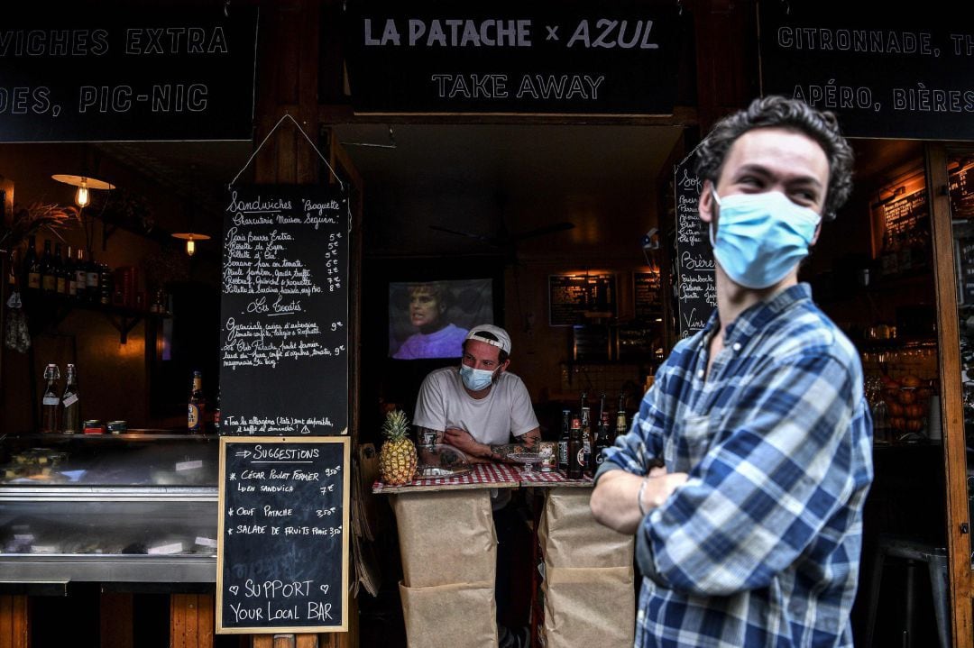 Trabajadores de un bar con mascarillas 