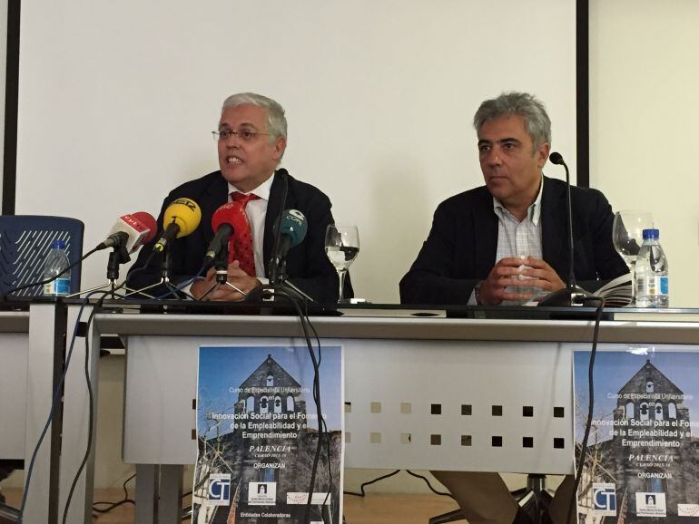 De izquierda a derecha, José Antonio Orejas, Decano de la Facultad de Ciencias del Trabajo en el campus de la Yutera y Juan Carlos Prieto, director de la Fundación Santa María la Real del Patrimonio Histórico.