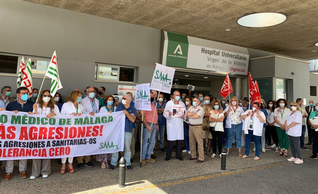 La concentración que se ha producido este lunes en las Urgencias del centro sanitario de Málaga