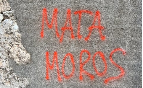 Una de las pintadas racistas aparecidas en Muro d'Alcoi
