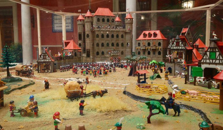 Este es uno de los dioramas que se podrán ver hasta el 1 de noviembre en la exposición ‘Las Familias Clicks’, en el patio central de la Fundación Cajasol en la Plaza de San Francisco 