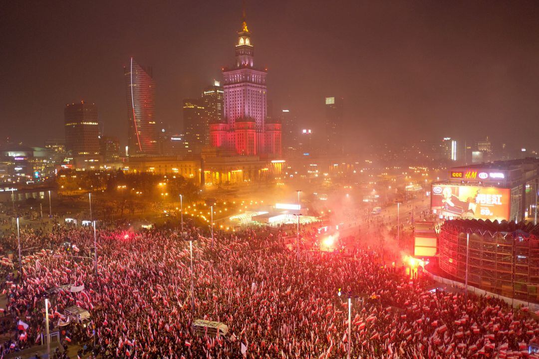 Miles de personas asistieron en Varsovia a la manifestación para conmemorar el centenario de la independencia de Polonia