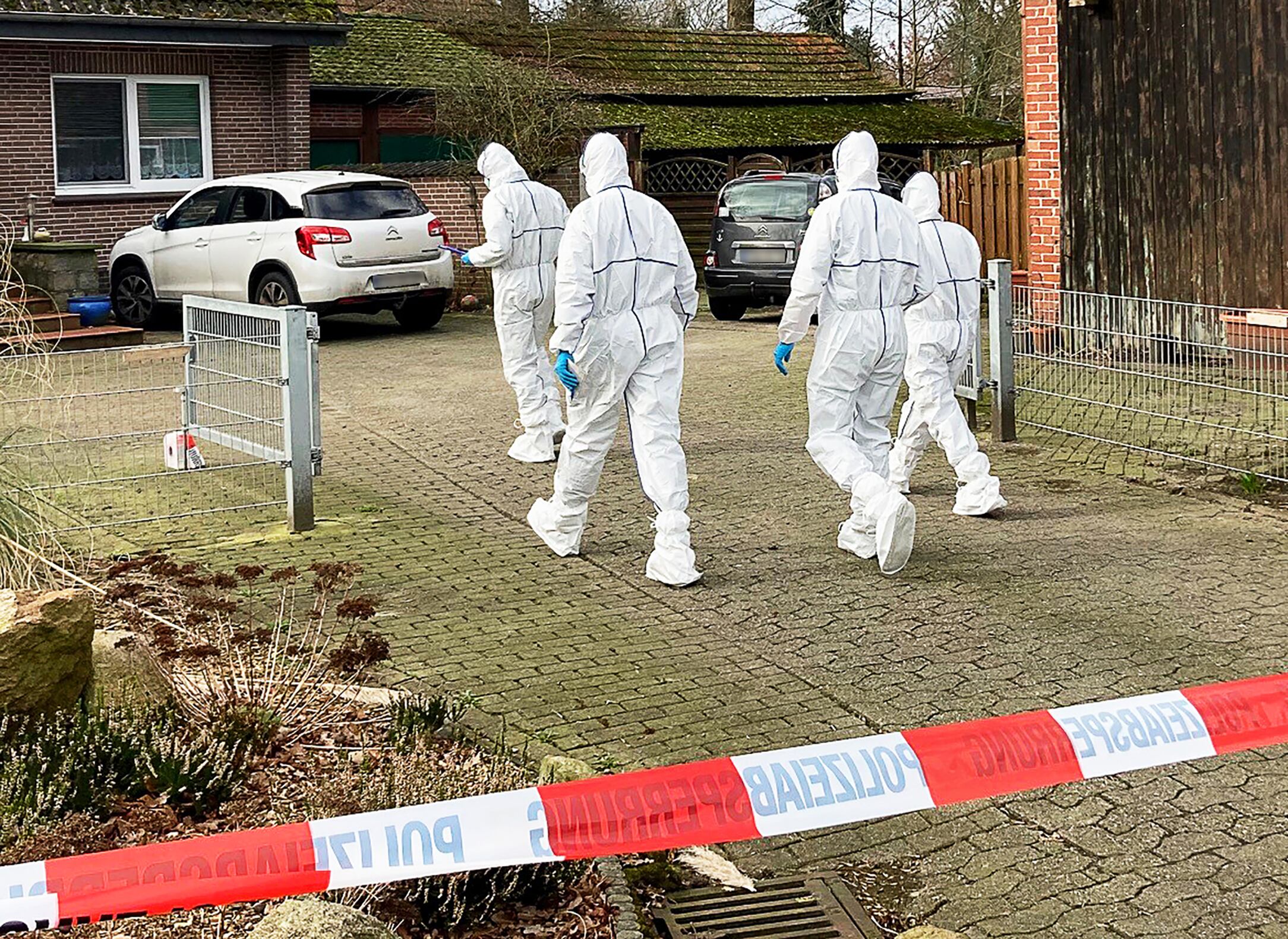 Los forenses trabajan en el lugar de los crímenes. (Photo by Helen Hoffmann/picture alliance via Getty Images)