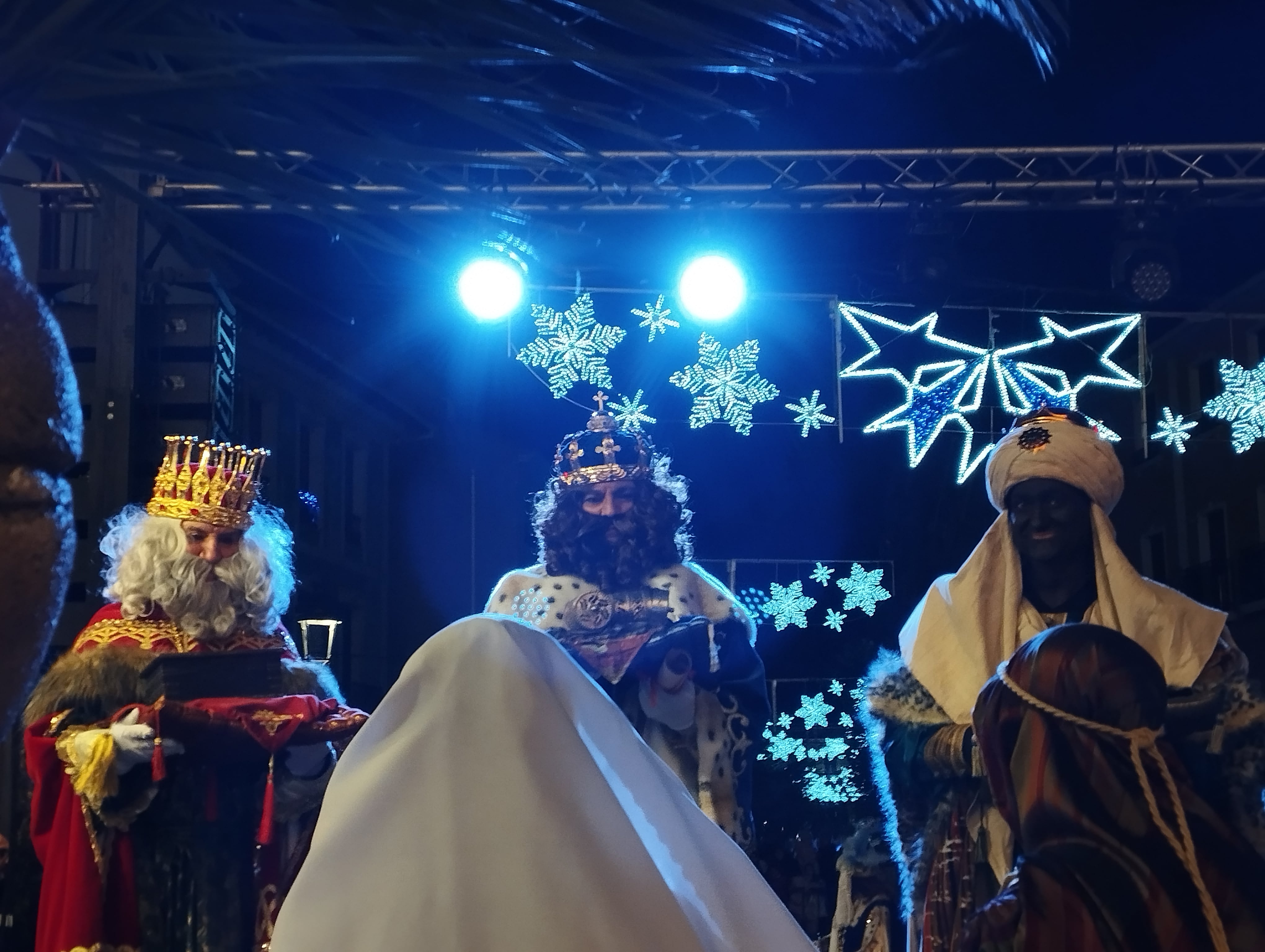 Tras la cabalgata de los Reyes Magos en Elda, se lleva a cabo la Adoración en la plaza del Ayuntamiento eldense