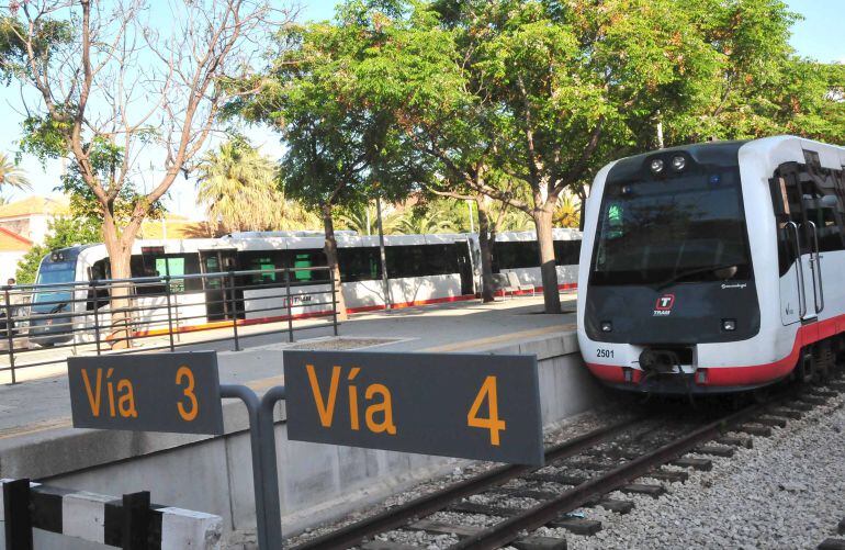 Vagón del tren de la línea 9 del TRAM Dénia- Calp, parado en una vía de la estación dianense.