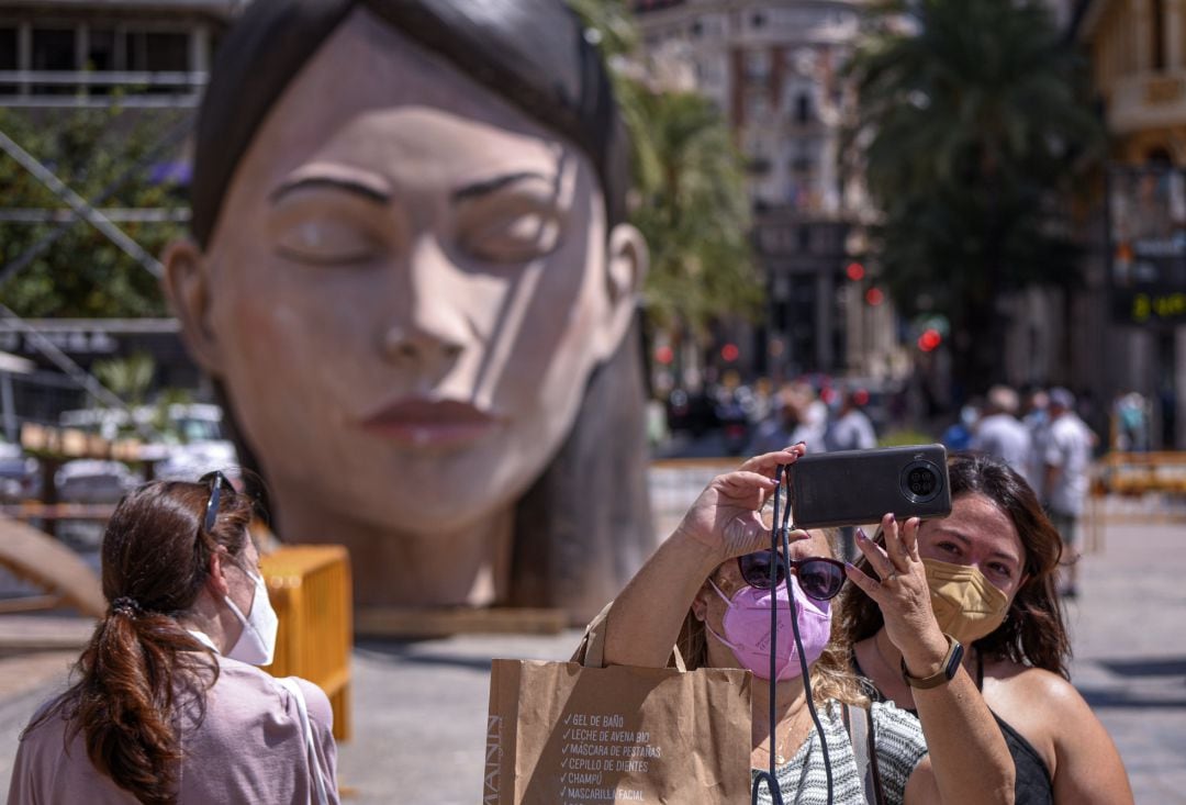 Imagen de ‘La Meditadora’, parte de la falla del Ayuntamiento de València de este año, tras su llegada frente al consistoriuo para su nueva &#039;plantà&#039; en los actos falleros de 2021.