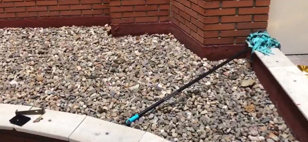 Una fregona situada junto al lugar de la caída