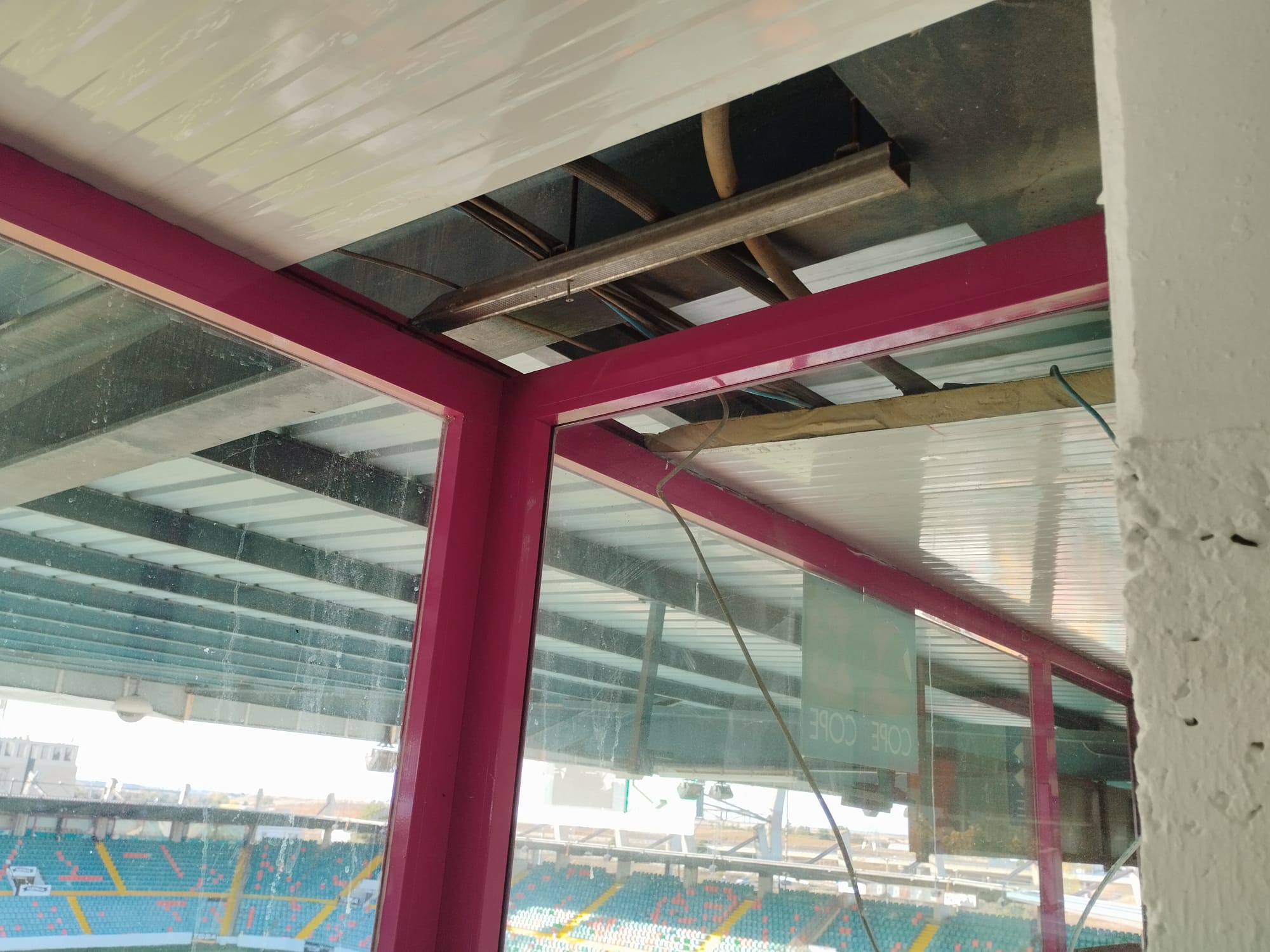 Imagen de las cabinas de prensa, con el nuevo techo pero sin iluminación y sin corriente eléctrica/SER