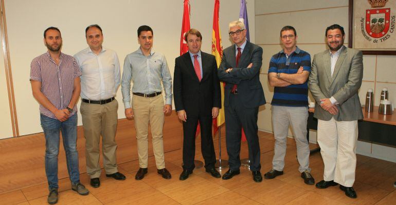 El alcalde de Tres Cantos, Jesús Moreno, el teniente de alcalde de Albacete, Alberto Reina junto con otros miembros de la corporación municipal