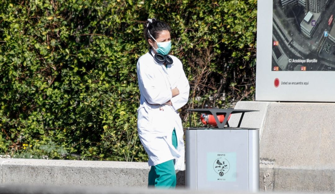 Una sanitària a la porta d&#039;un hospital