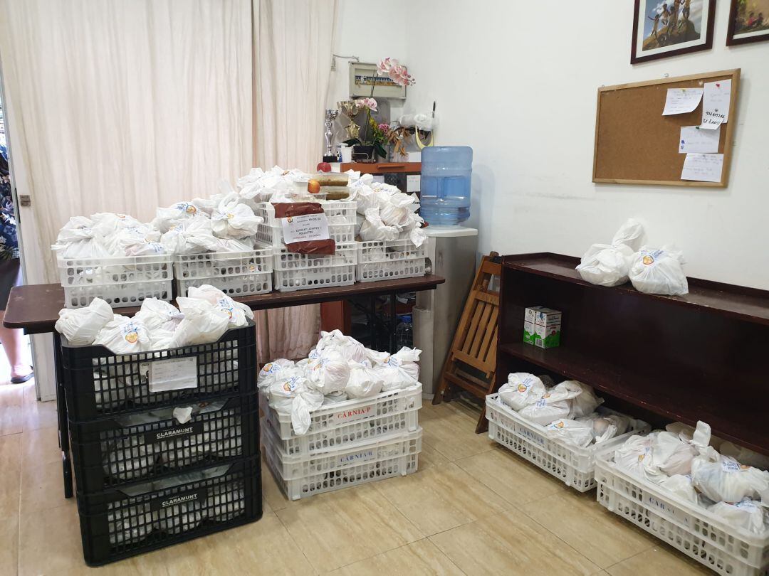 Menjar preparat per repartir cada dia al Raval