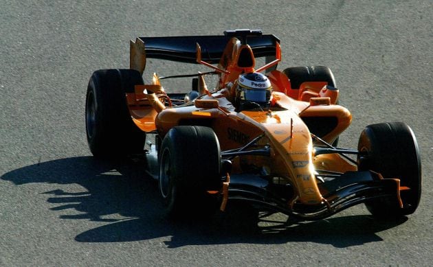 Pedro de la Rosa pilotó un McLaren naranja en la pretemporada de 2006.