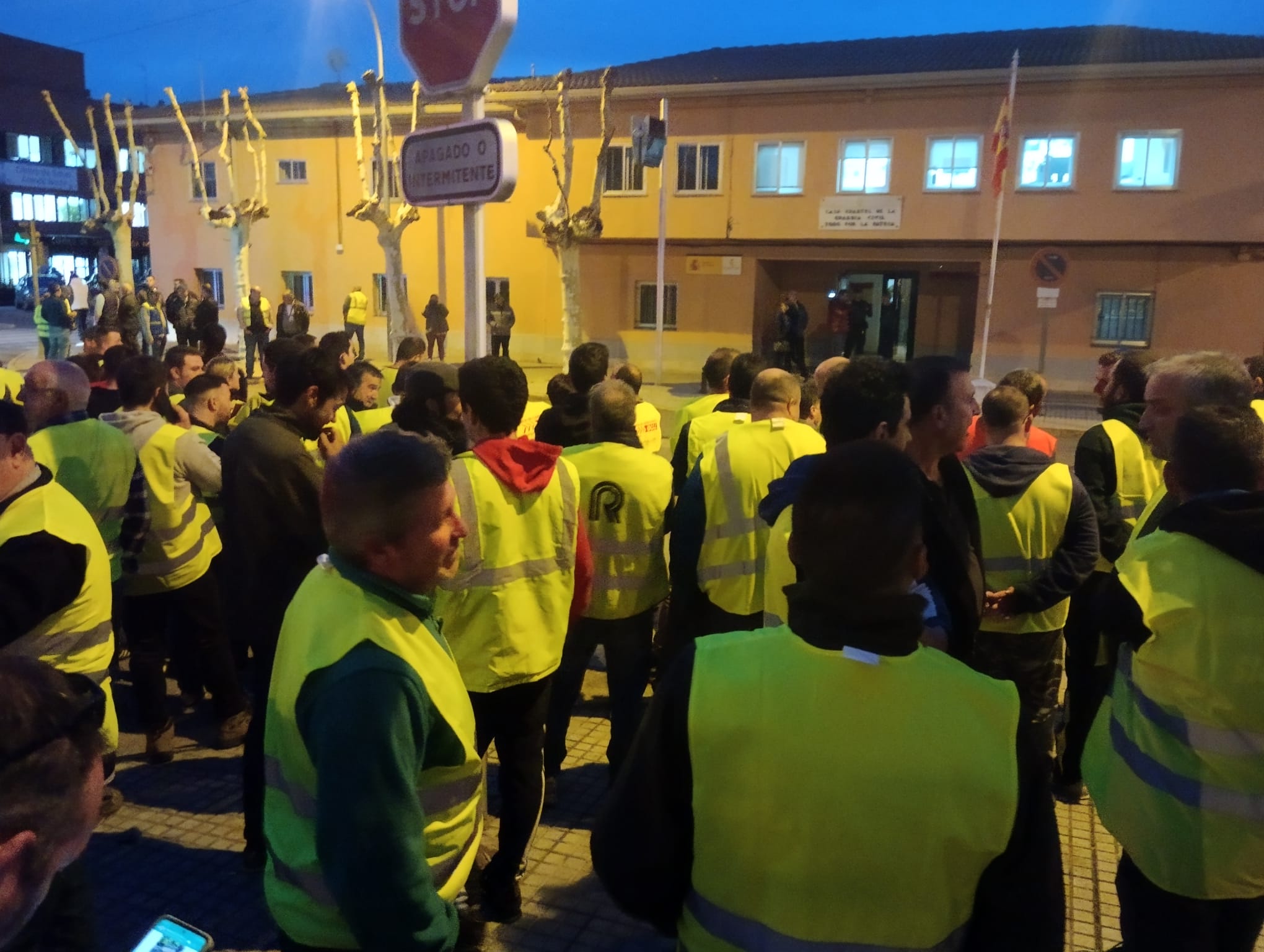 Agricultores concentrados frente al cuartel de la Guardia Civil en Aranda