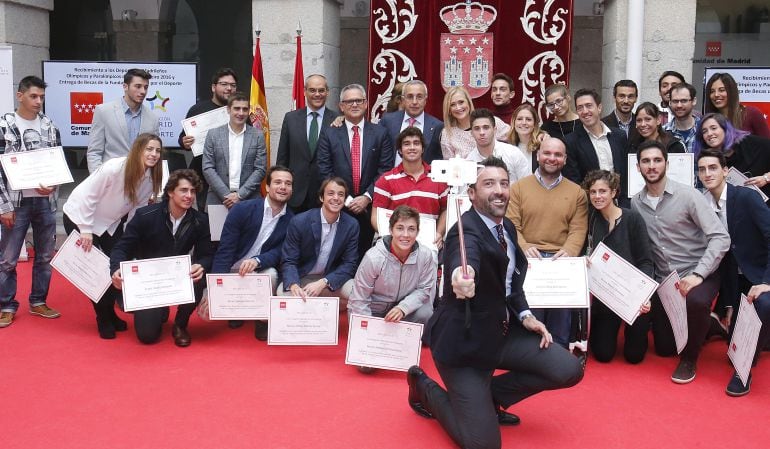 Eva Calvo (primera de pie a la derecha, en la última fila) y el valdemoreño Jesús España (tercero de pie a la derecha, en la última fila) junto con el resto de olímpicos y paralímpicos madrileños y la presidenta Cristina Cifuentes.