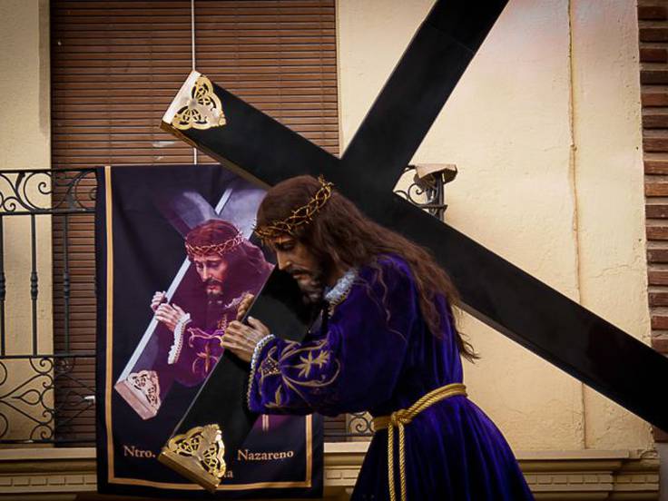 Nazareno en procesión por las calles de Novelda