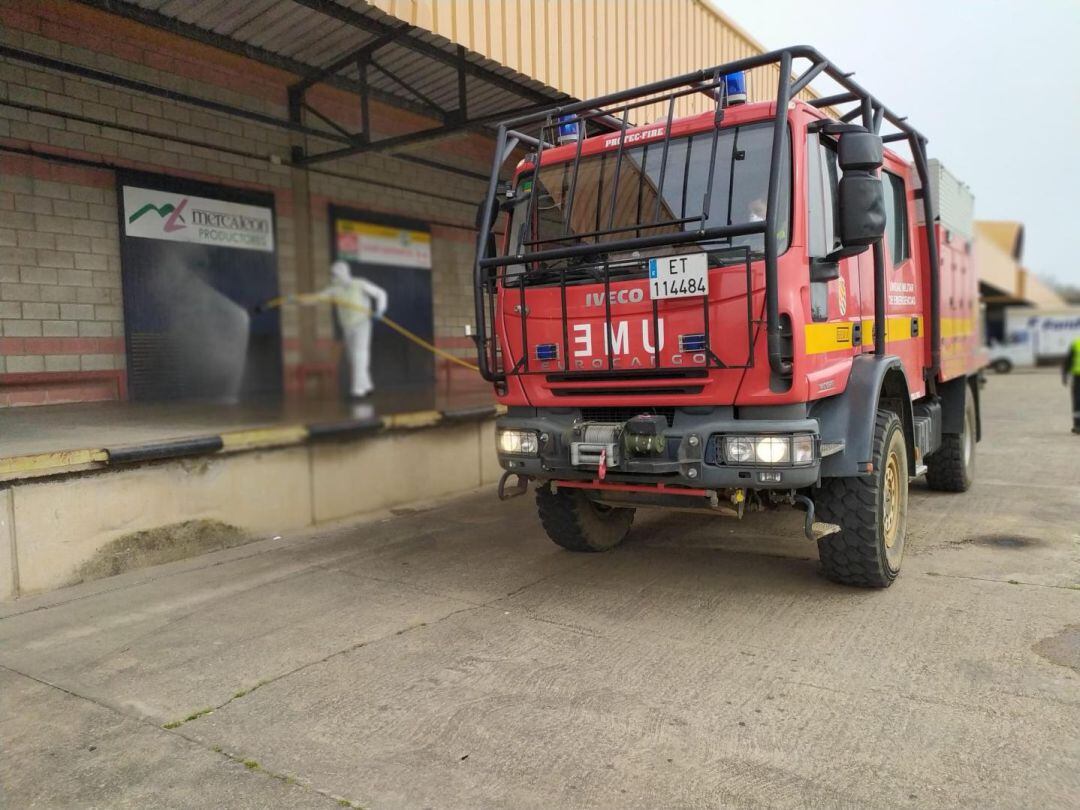 La UME desinfectando Mercaleón