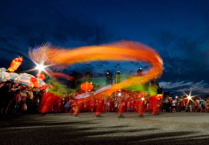 Los miembros del grupo &#039;Sing Yong&#039; realizan la danza del dragón en el tercer día de la Año Nuevo Lunar chino en el festival de Río Hongbao en Singapur