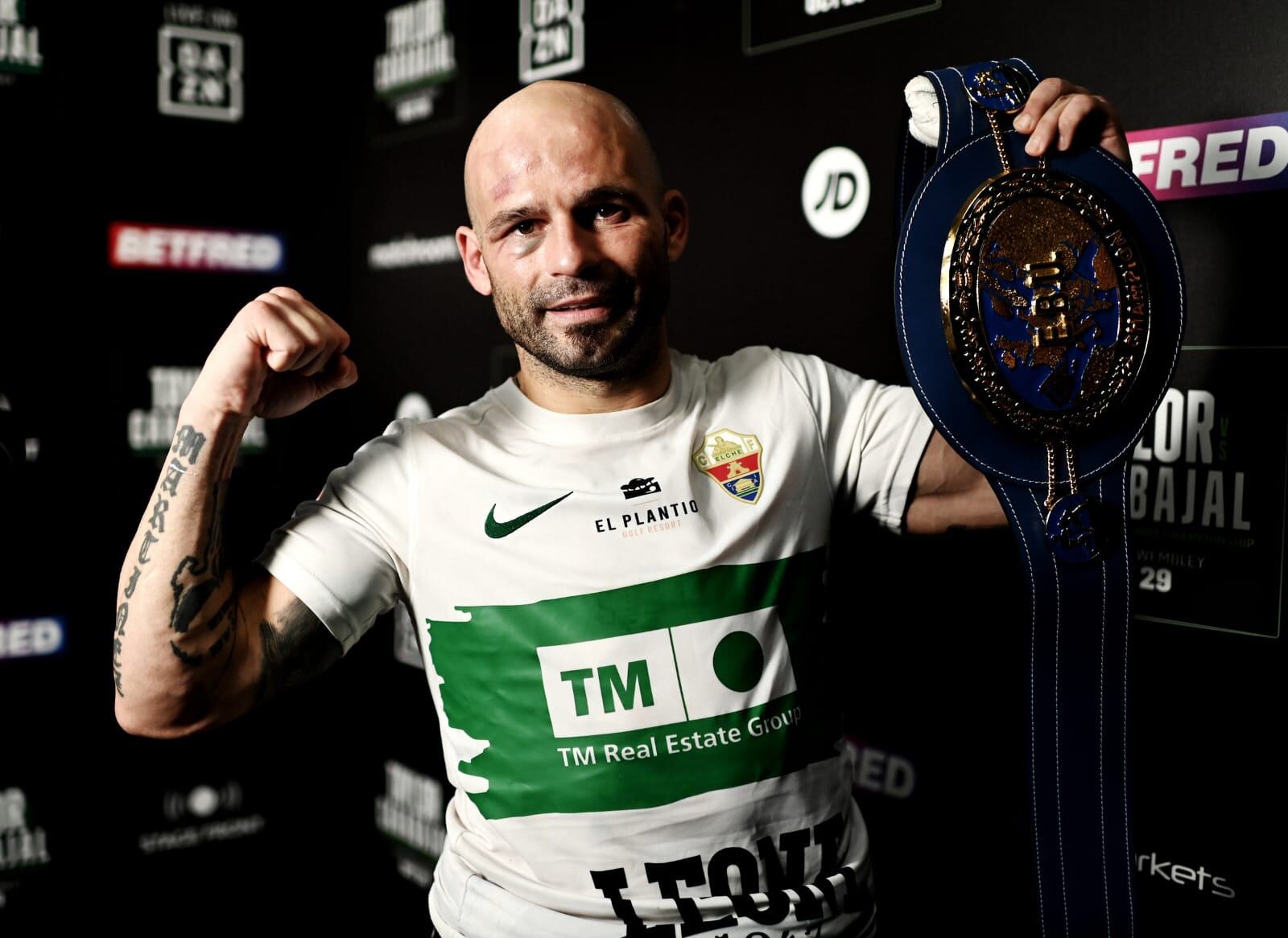 Kiko Martínez posa con el cinturón de campeón de Europa con la camiseta del Elche CF