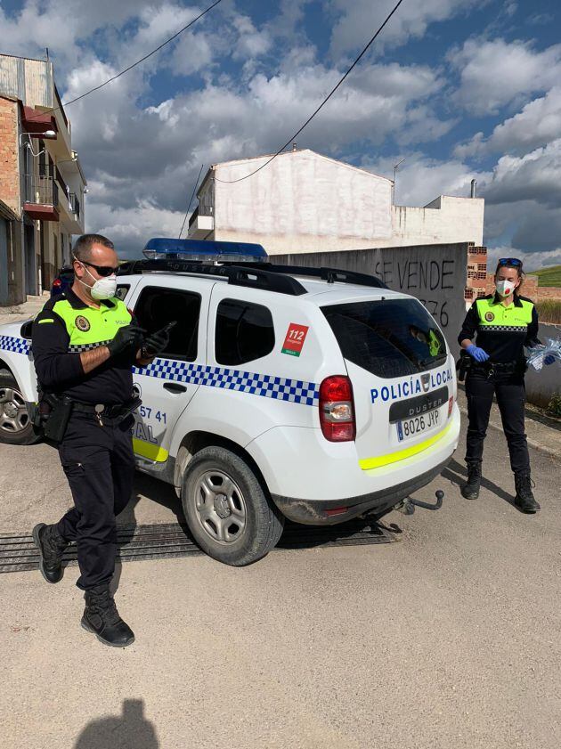 La Policía Local distribuye las mascarillas a los vecinos