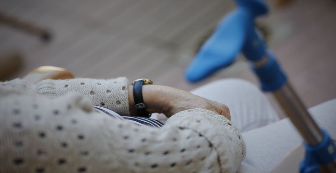 Una mujer en una residencia de mayores.