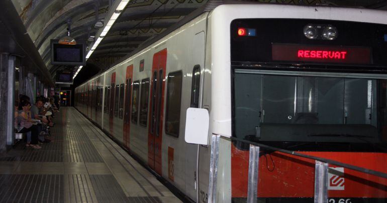 Imagen de archivo de un tren de los Ferrocarriles de la Generalitat en la estación de Catalunya