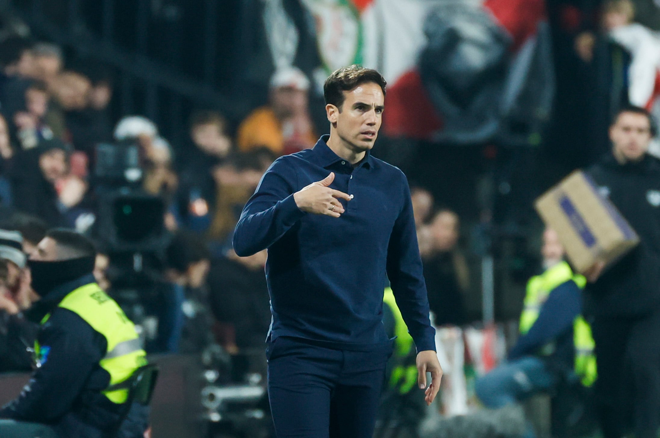 MADRID, 14/12/2024.- El entrenador del Rayo Iñigo Pérez durante el encuentro correspondiente a la jornada 17 de Laliga EA Sports que disputan hoy sábado Rayo Vallecano y Real Madrid en el estadio de Vallecas, en Madrid. EFE / Juanjo Martín.
