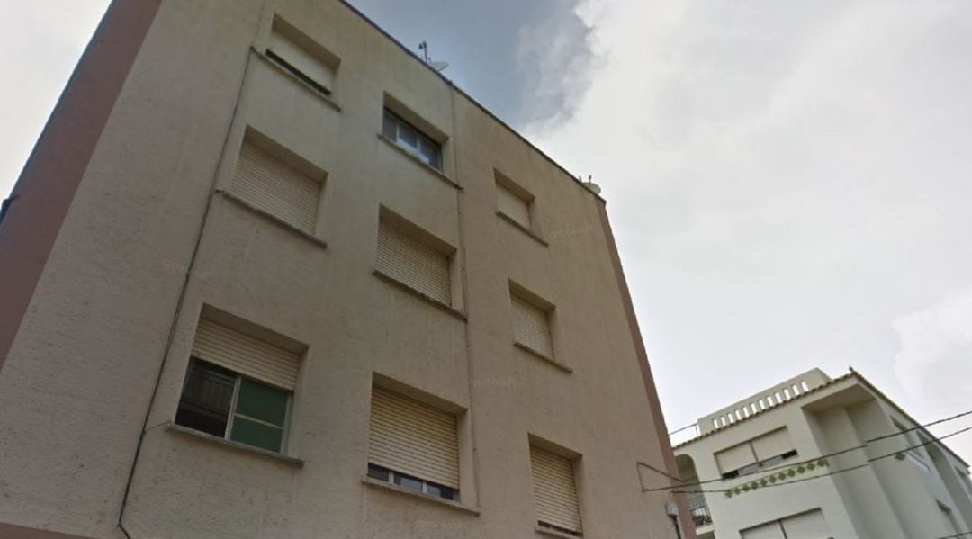 Edificio número 13 de la calle de L&#039;Hospitalet de Tortosa donde han fallecido una anciana y su hijo.