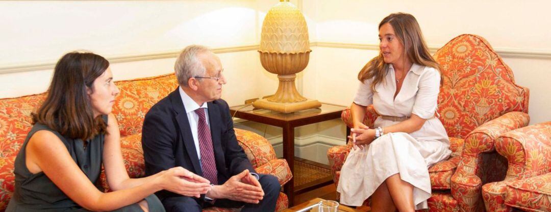 Inés Rey, Alcaldesa de A Coruña, junto con el director general de Vegalsa-Eroski, Joaquín González