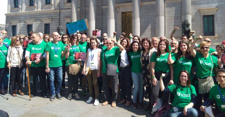 Concentración de miembros de la Asociación ELA Andalucía a las puertas del Congreso de los Diputados.