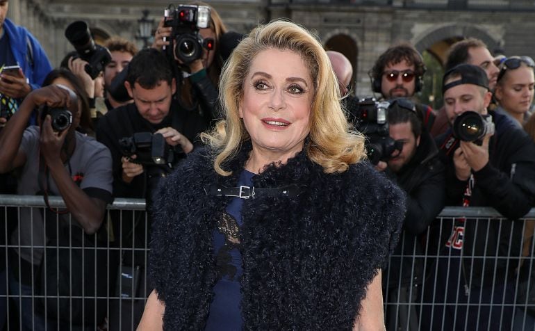  Catherine Deneuve a su llegada a desfile de moda en París