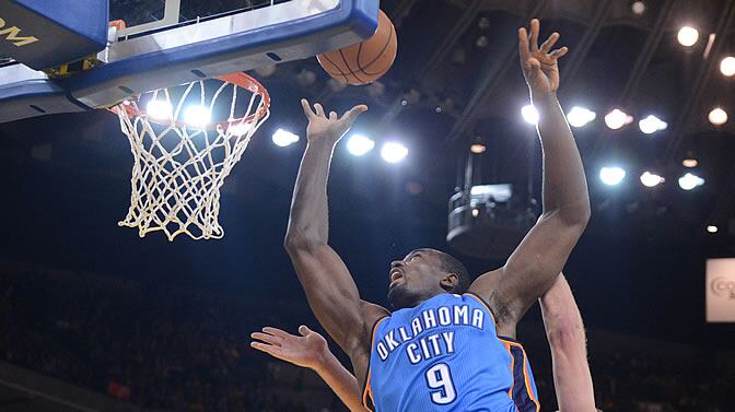 Ibaka tira a canasta