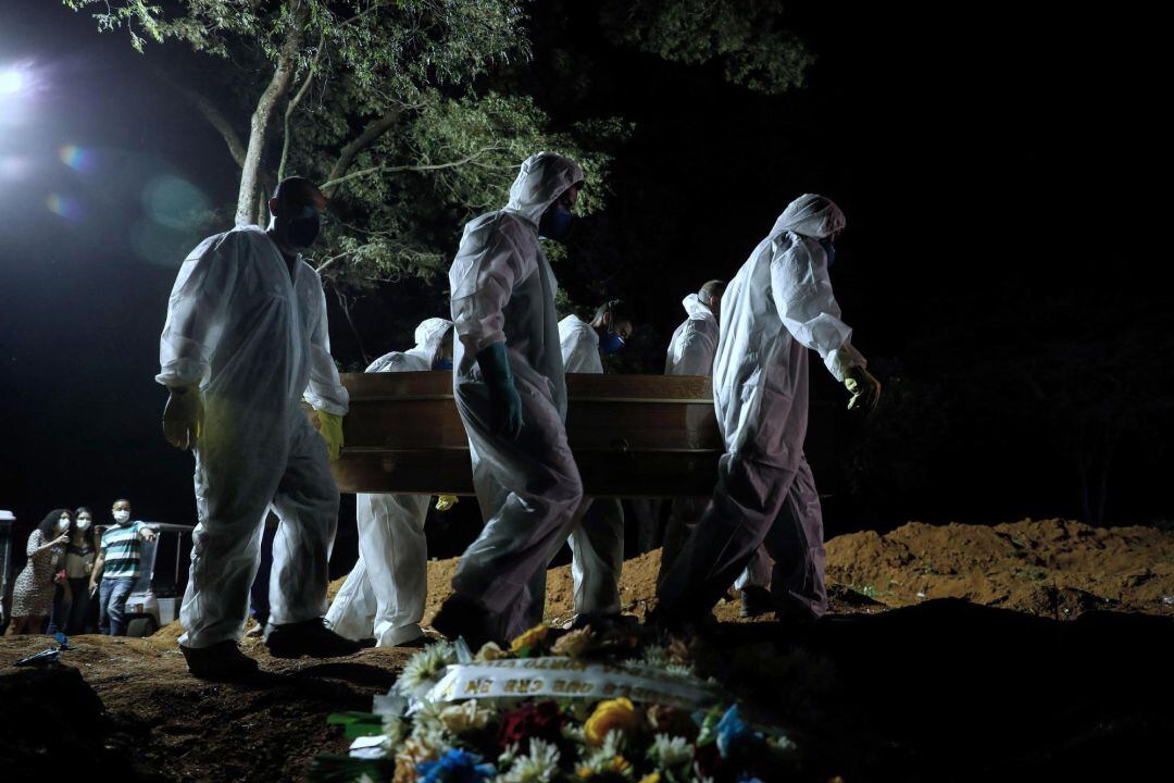 Entierro nocturno de una víctima de la COVID-19 en el cementerio Vila Formosa en Sao Paulo (Brasil)