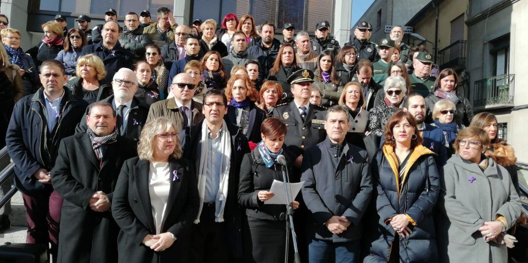 Autoridades concentradas contra el crimen machista de Puertollano