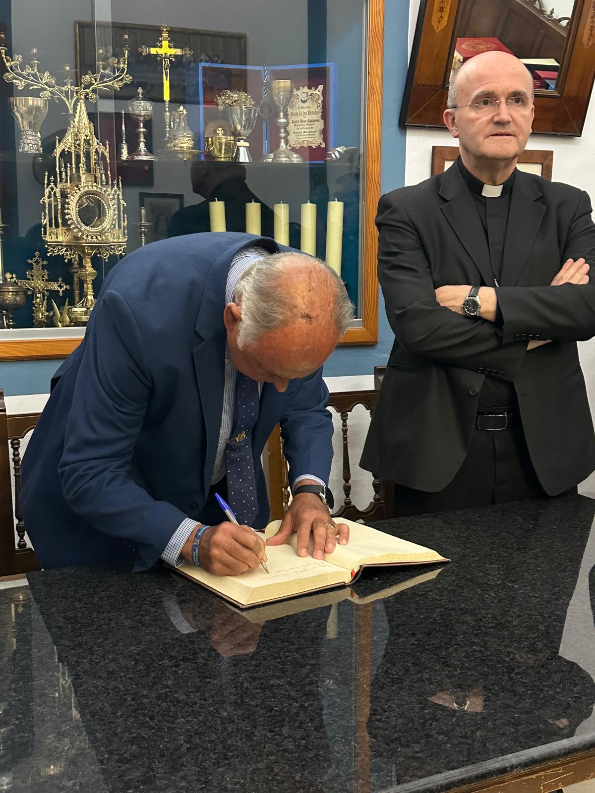 Firma en el libro de honor