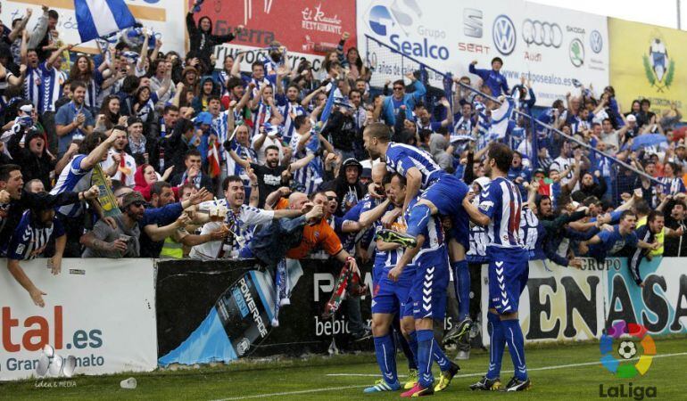 Los jugadores del Alavés celebran el gol de Dani Pacheco ante los 400 aficionados que se desplazaron hasta Alcorcón.