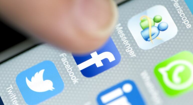 Imagen de aplicaciones de redes sociales en la pantalla de un smartphone.