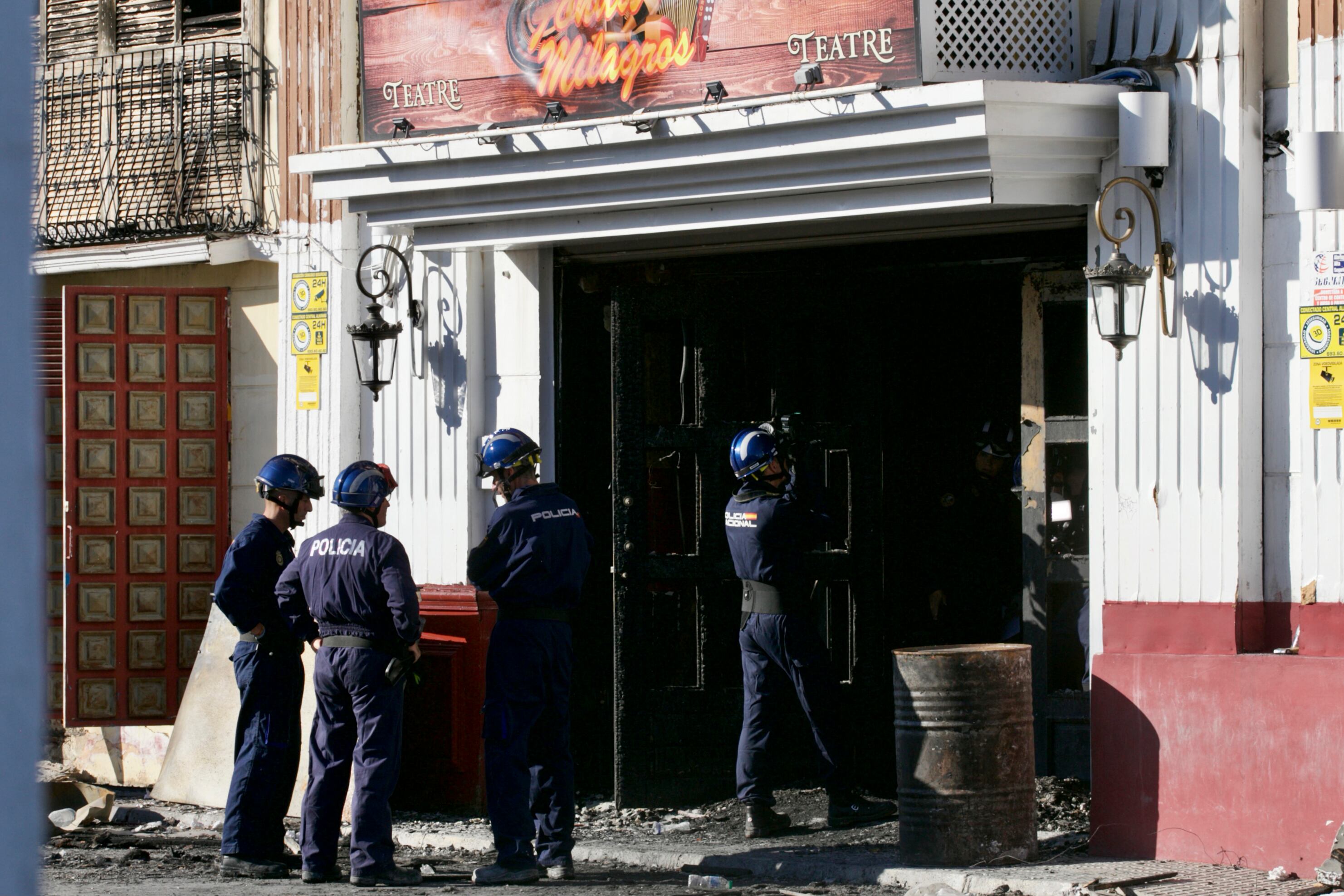 MURCIA, 03/10/2023.- Agentes de la Policía Judicial acceden a la discoteca Fonda Milagros mientras realizan labores de investigación en las discotecas Teatre y Fonda Milagros de Murcia este martes, tras el incendio declarado la madrugada del pasado domingo y que costó la vida de trece personas. EFE/Juan Carlos Caval
