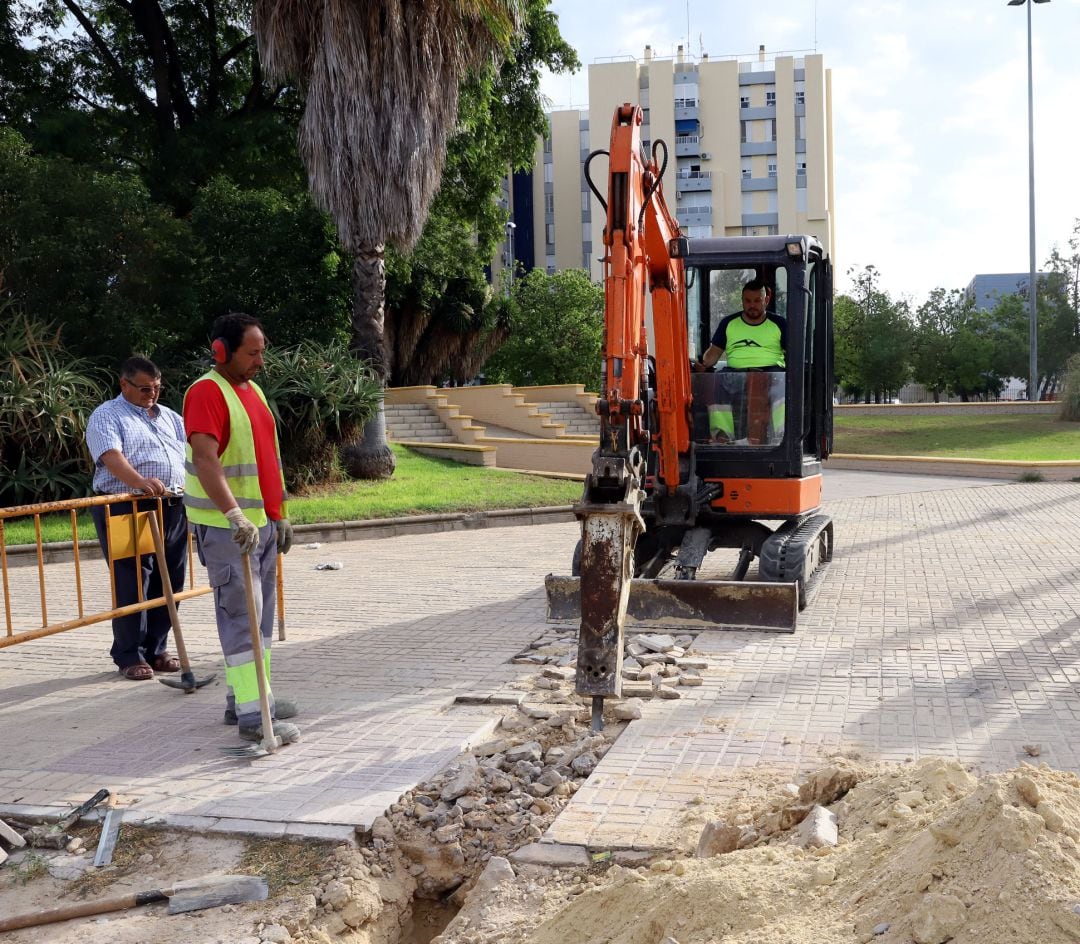 Trabajos en los acerados de la avenida Tomás García Figueras
