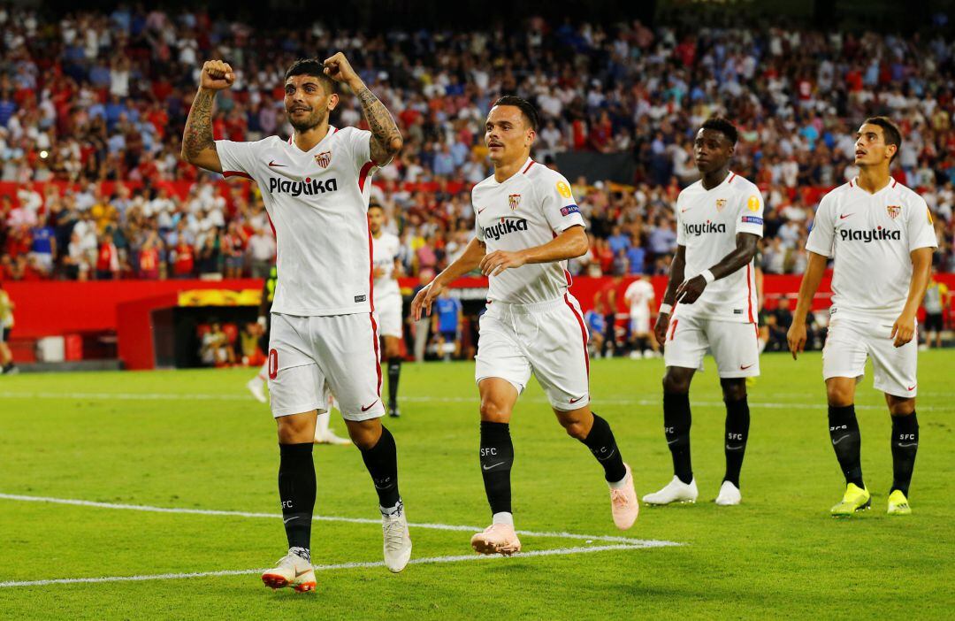 Banega celebra uno de sus dos goles en el estreno del Sevilla en la Europa League contra el Standard de Lieja