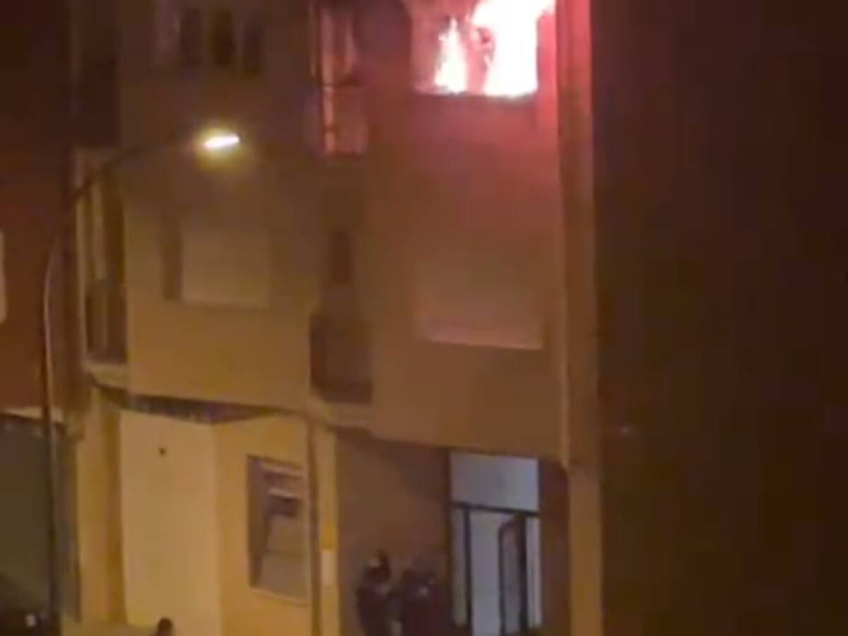 Un incendio calcina el salón de una vivienda en la calle Santa Catalina