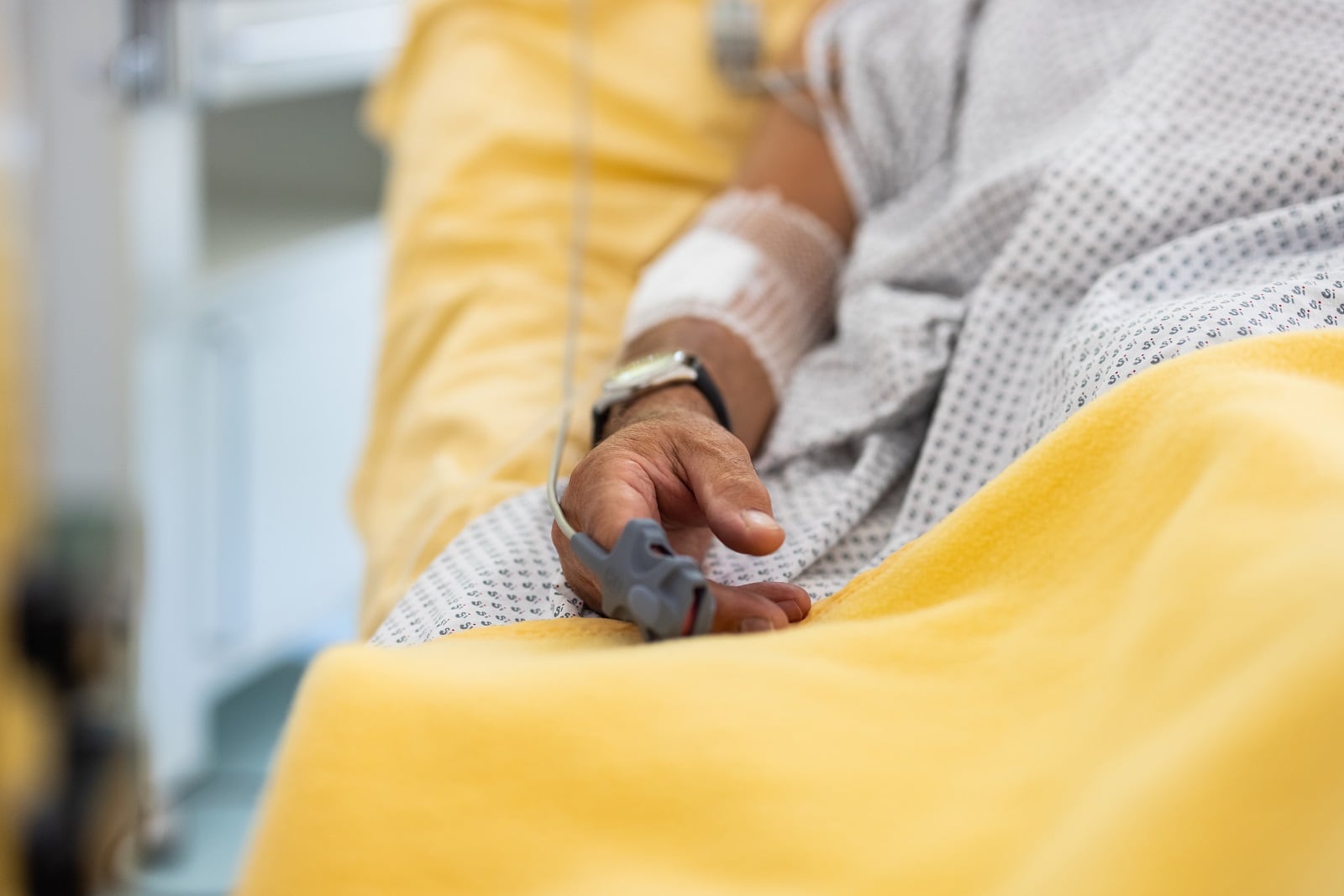 La mano de un enfermo, en una cama de Hospital