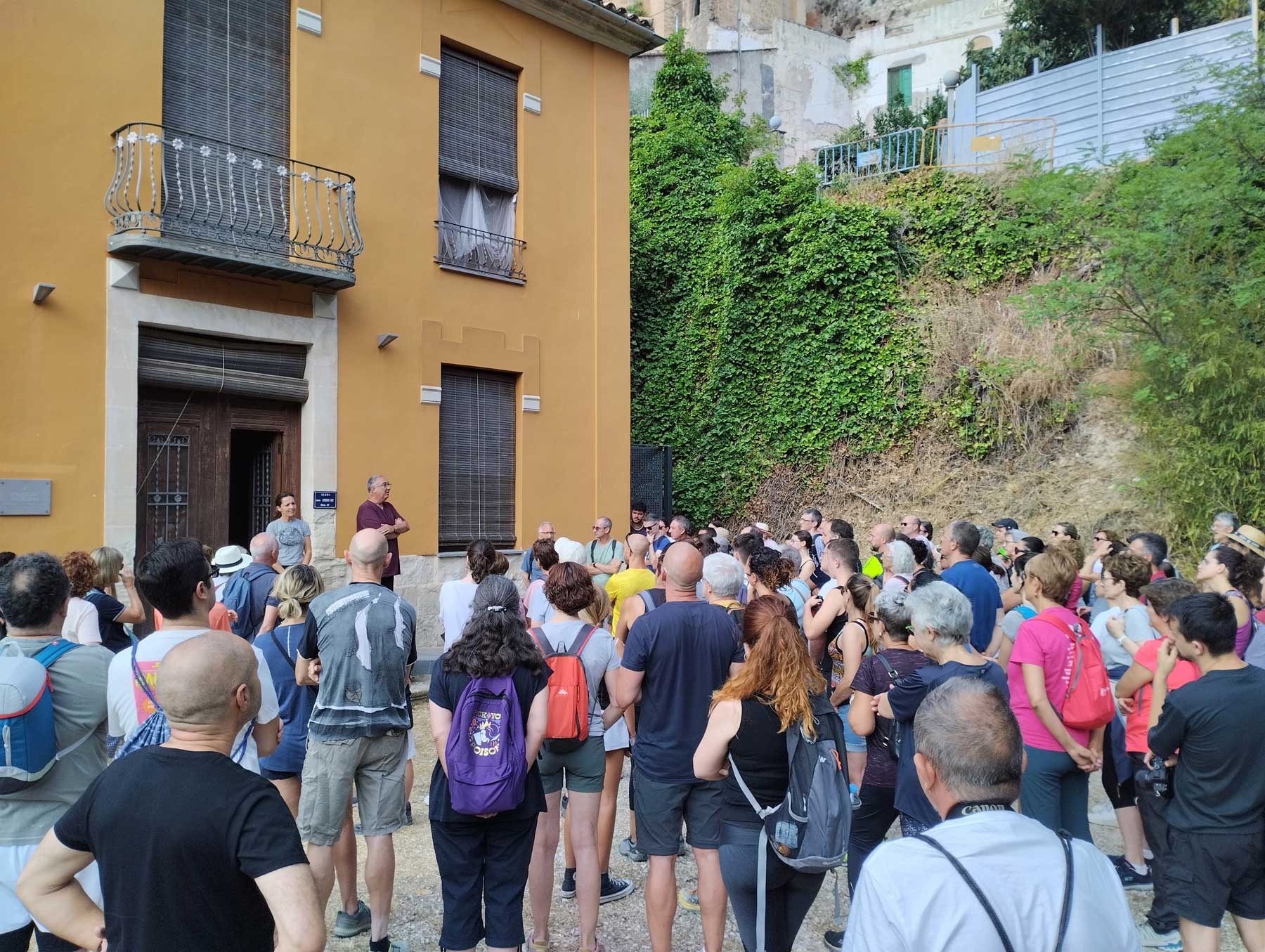 Numerosos asistentes han querido participar en la jornada de puertas abiertas de El Salt