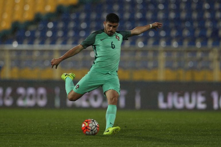 Rubén Neves durante un partido de Portugal