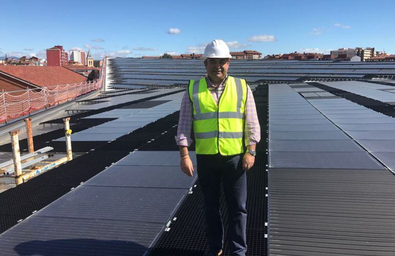 El concejal de Ciudadanos, Justo Fernández, durante una visita al Palacio de Exposiciones de León