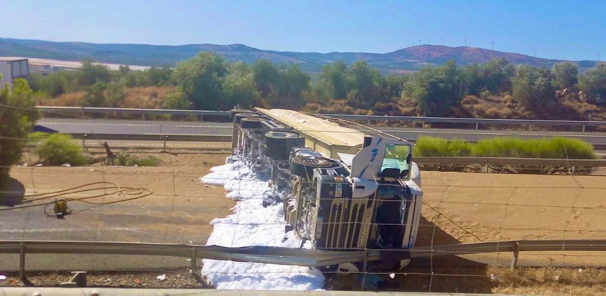 El camión accidentado en la A-92 este martes