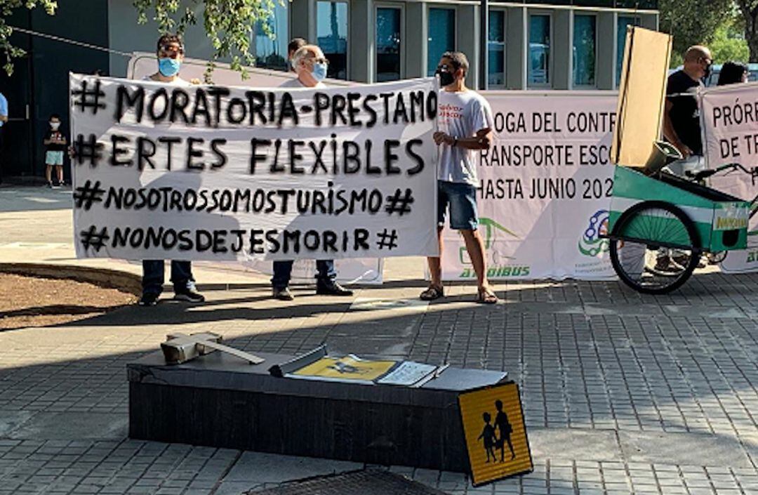 Protesta del sector del transporte de pasajeros durante el pasado mes de julio en Sevilla.